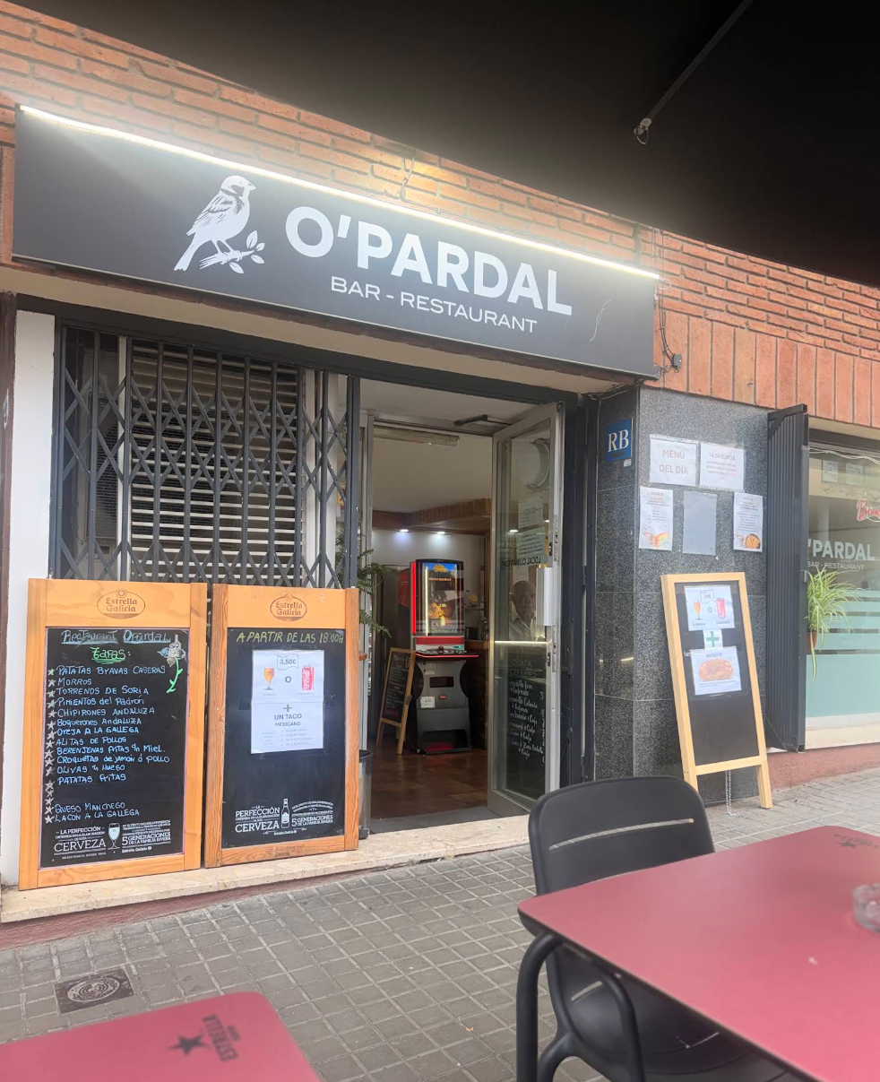 Façana d'O'Pardal Bar-Restaurant al carrer Teodor Llorente