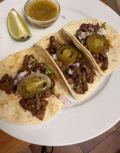 Tres tacos de carn amb ceba, coriandre i jalapeños