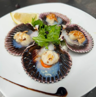 Zamburinyes gratinades servides amb llimona i amanida